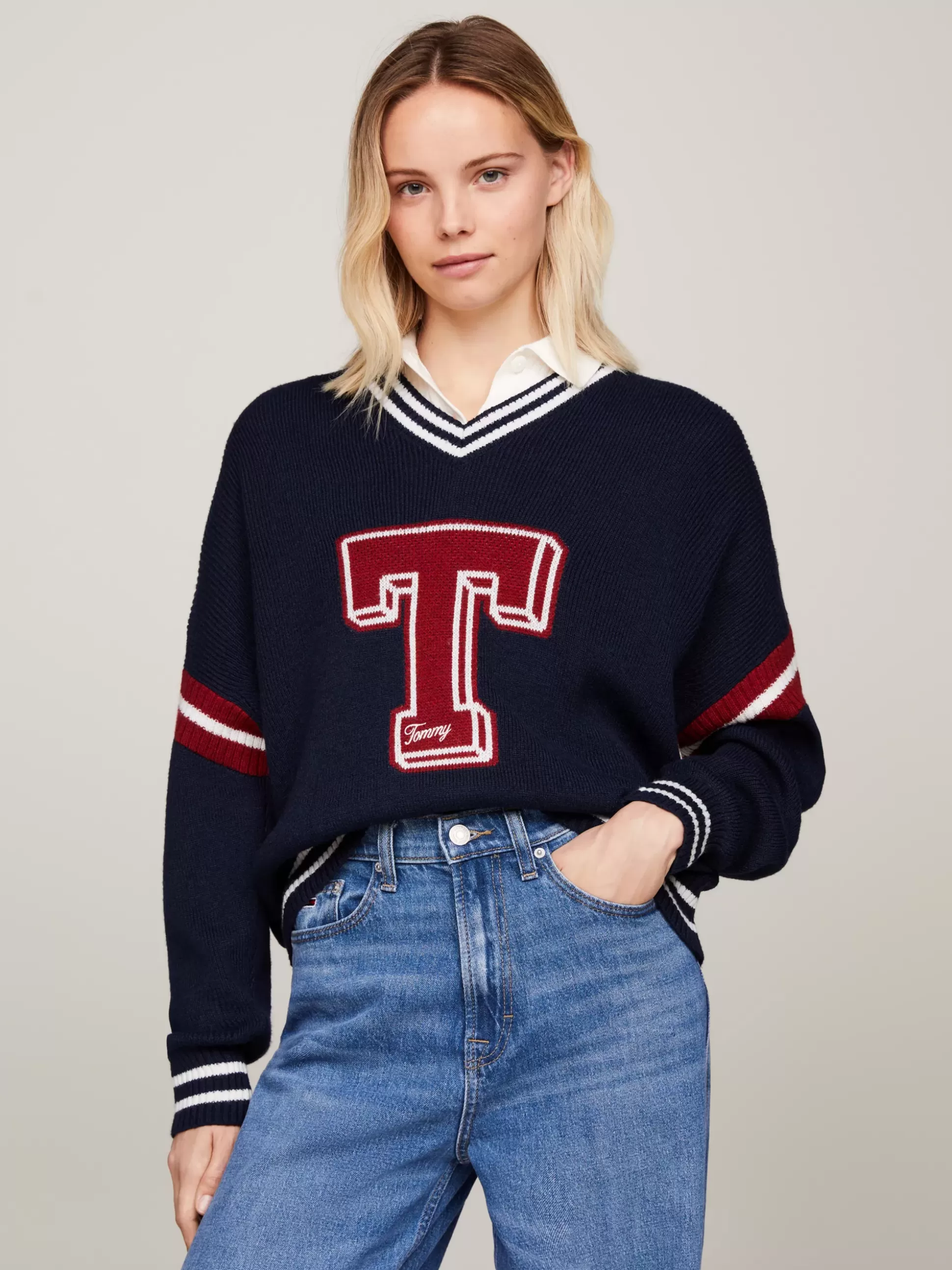Tommy Hilfiger Swetry | Dzianina^Sweter Oversize Z Dekoltem W Szpic I Inicjałem