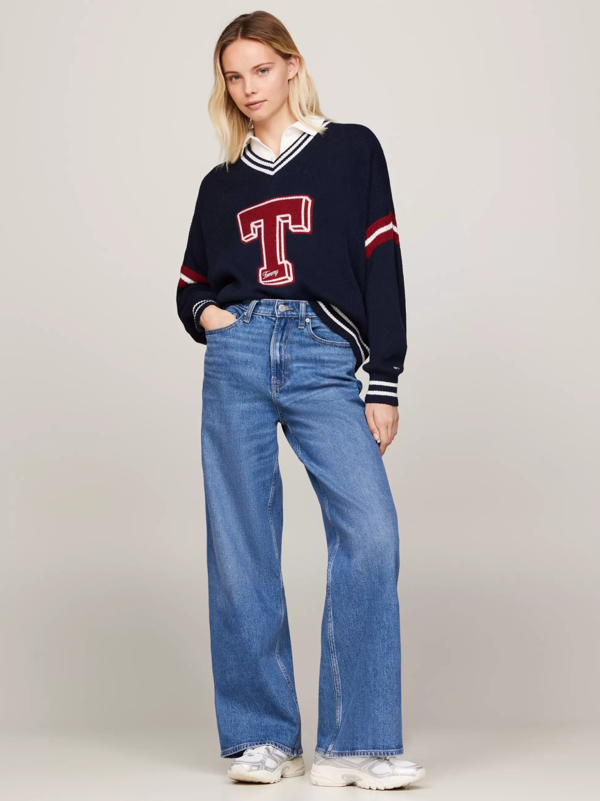 Tommy Hilfiger Swetry | Dzianina^Sweter Oversize Z Dekoltem W Szpic I Inicjałem