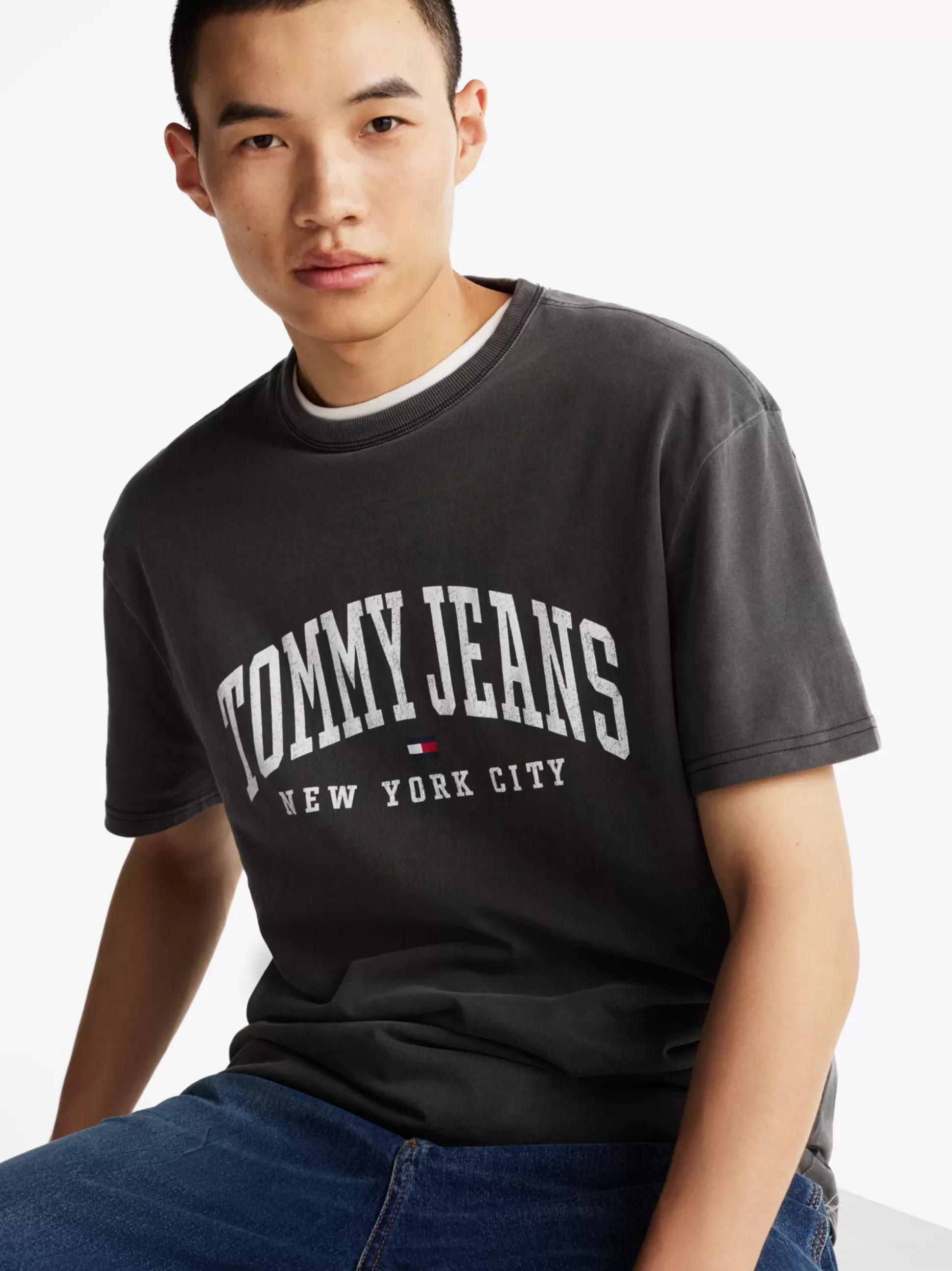 Tommy Hilfiger T-Shirty^T-shirt W Uczelnianym Stylu Z Efektem Sprania